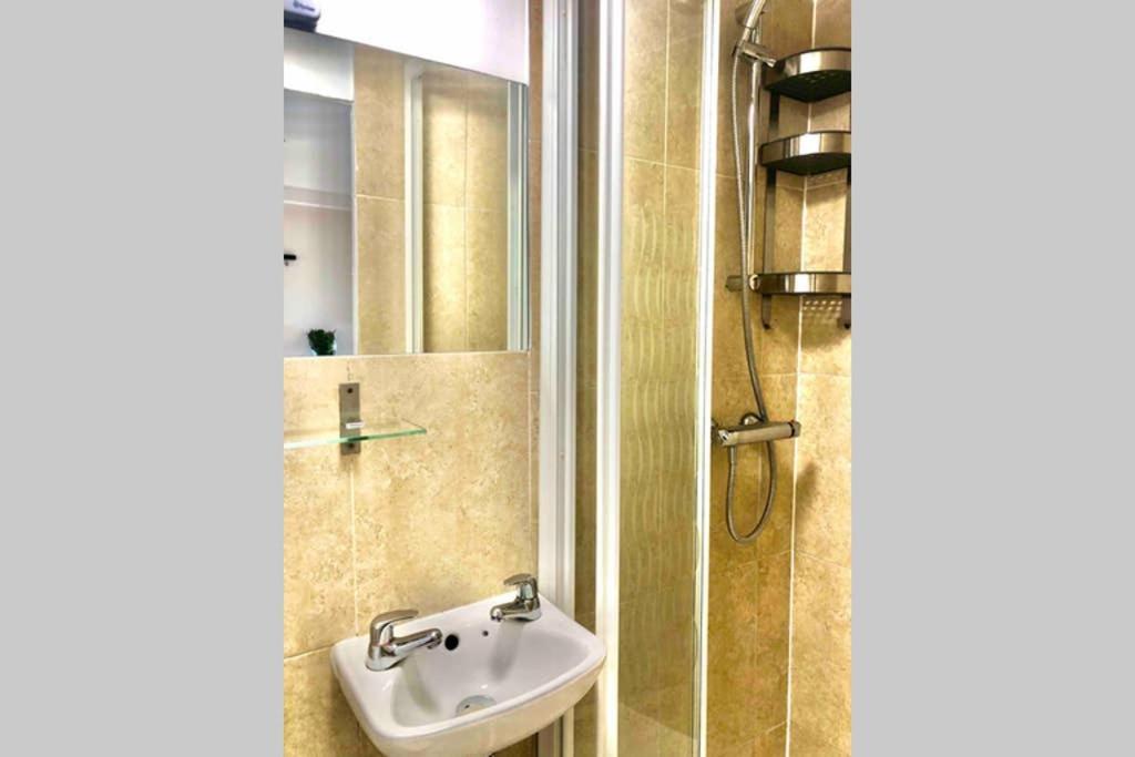 Modern Studio Apartment Near Town Centre Пул Екстериор снимка